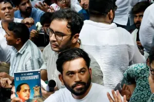 Delhi News: परीक्षा व्यवस्था पर गुस्सा, Cockroach Janta Party का जंतर-मंतर पर प्रदर्शन
