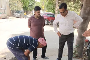 Faridabad News : निगम कमिश्नर धीरेंद्र खड़गटा ने अधिकारियों को दिए निगम क्षेत्र में चल रहे सीवर, नालियों और नालों की सफाई के कार्य का निरीक्षण करने के निर्देश 