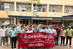 Faridabad News : एग्री डिस्कॉम, स्मार्ट मीटरिंग व समानांतर लाइसेंस प्रणाली के खिलाफ बिजली कर्मियों ने किए प्रदर्शन