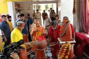 Uttar Pradesh News: सीएम योगी ने किया मां बगुलामुखी का दर्शन-पूजन