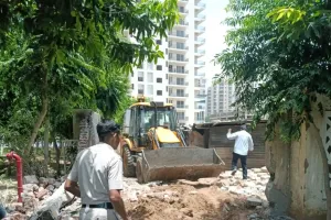 Gurugram/Manesar News: मानेसर में निगम ने ध्वस्त किया रास्ते पर अवैध कब्जा 