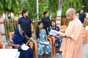 Uttar Pradesh : हर जरूरतमंद को दिलाएं कल्याणकारी योजनाओं का लाभ: मुख्यमंत्री