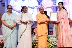 Uttar Pradesh: मेधावियों के सम्मान में तालियों से गूंजा सभागार, गर्व से दमके अभिभावकों के चेहरे