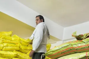 Rewari News: किसानों ने कम खाद देने का आरोप लगाया, अधिकारियों का दी शिकायत, टीम ने सेंपल लेकर लैब भेजे 