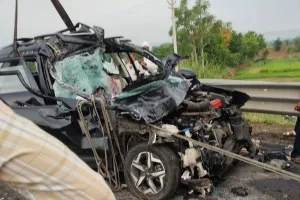 Firozpur jhirka news: एक्सप्रेस-वे पर खड़े कैंटर में घुसी कार, चार की मौत, दो घायल