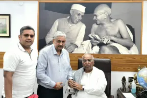 Gurugram News: कांग्रेस के राष्ट्रीय अध्यक्ष खरगे से मिले पूर्व मंत्री सुखबीर कटारिया और यूथ प्रदेशाध्यक्ष निशित 