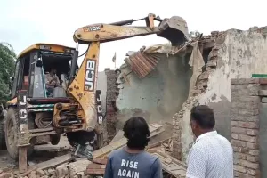 Kaithal News: 3 नशा तस्करों के 3 मकानों पर चला प्रशासन का बुलडोजर , भारी संख्या में पुलिस बल पहुंचा