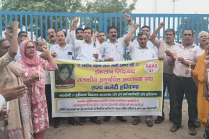 Palwal News : अनुबंधित अध्यापकों का सरकार के खिलाफ कैंडल मार्च, 31 जुलाई को कुरुक्षेत्र पहुंचने का आह्वान