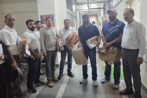 Faridabad News : एकल-उपयोग प्लास्टिक पर प्रतिबंध के प्रति जागरूकता हेतु एसडीएम कार्यालय में 500 जूट बैग का वितरण