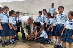 Palwal News : एसपीएस इंटरनेशनल में वन महोत्सव सप्ताह के चलते, संस्थापक सुरेश भारद्वाज ने किया पौधारोपण