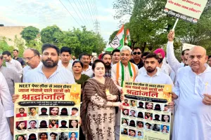 Chandigarh News: NEET पेपर लीक के पीड़ित छात्रों को कांग्रेस की श्रद्धांजलि, संजय दत्त व राव नरेंद्र सिंह की अगुवाई में निकला कैंडल मार्च