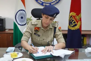 Panchkula News: पंचकूला पुलिस को मिली नई कमान: गुलदस्ते, पुलिस सलामी और अधिकारियों के स्वागत के बीच 2021 बैच की आईपीएस अदिति सिंह ने डीसीपी के रूप में संभाला कार्यभार
