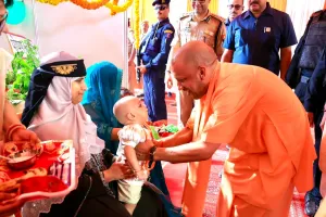 Uttar Pradesh News: मुख्यमंत्री ने बुलाया तो दौड़कर मंच पर पहुंचीं महिलाएं, भेंट किया हाथ से बनाया गया चित्र