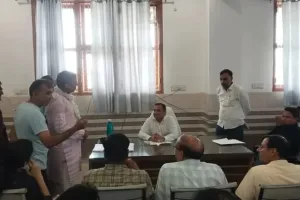 Narnaul News: नांगल चौधरी में बधाई के नाम पर 11 हजार की वसूली से भड़के लोग, एसडीएम को सौंपा ज्ञापन