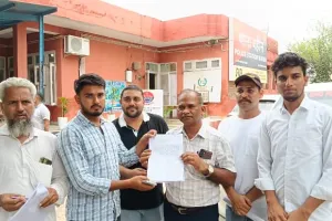 Palwal/Hathin News : आलीमेव गांव के राजकीय स्कूल में सीजेपी के समर्थकों द्वारा प्रदर्शन करने की कोशिश विफल हुई, प्रशासन ने ज्ञापन लेकर मामला शांत कराया