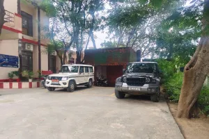 Mewat /Taudu News: अधिकारियों के लिए पार्किंग नहीं,कर्मचारी ही बन बैठे पार्किंग के मालिक।