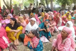 Nuh Mewat News: आंगनबाड़ी वर्करों ने एडीसी को सौंपा ज्ञापन, सरकारी कर्मचारी का दर्जा और न्यूनतम वेतन की मांग