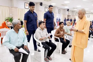 Lucknow News: सीएम योगी ने महिला को गाय देने और दिव्यांग की भूमि से अवैध कब्जा हटाने का दिया निर्देश 