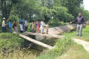 Nuh Mewat News: दो खंभों के सहारे स्कूल पहुंच रहे फलेंडी के बच्चे, प्रशासन की अनदेखी से हादसे का खतरा