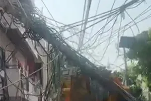 Gurugram News: गुरुग्राम में तारों का जंजाल बना जानलेवा: निगम की गाड़ी फंसी तो सड़क पर गिरा बिजली का खंभा