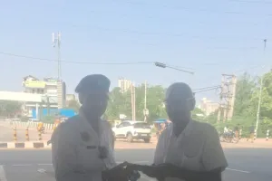 Gurugram News: सड़क पर मिला मोबाइल पुलिसकर्मी ने मालिक को लौटाया