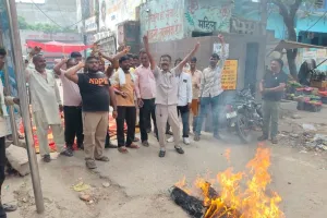 Mewat/ Tawdu News: मांगों को लेकर तावडू में सफाई कर्मचारियों का प्रदर्शन, सरकार का पुतला फूंका