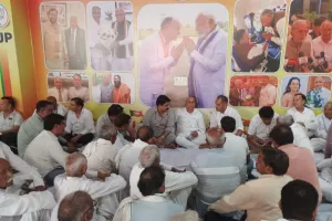Palwal/Hodal News: होडल की पूर्व विधायक रामरतन की धर्मपत्नी एवं वर्तमान विधायक हरेंद्र सिंह की माताजी गिर्राजो देवी के निधन पर शोक व्यक्त करने पहुंचे जनप्रतिनिधि एवं सामाजिक कार्यकर्ता 