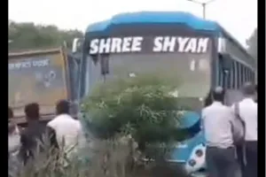 Gurugram News: गुरुग्राम-फरीदाबाद रोड पर बेकाबू बस डिवाइडर पर चढ़ी, बिजली का खंभा तोड़ा