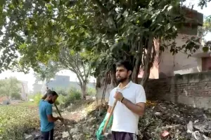 Faridabad News : तालाब की सफाई कर मिसाल कायम कर रहे युवक, 17 दिन से कर रहे प्रयास