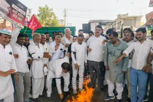 Palwal News: वोट चोर-गद्दी छोड़ो मार्च में इंडिया गठबंधन ने किया प्रदर्शन, चुनाव आयुक्त का पुतला जलाया 