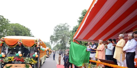 Uttar Pradesh News: सीएम योगी ने नोएडा, ग्रेटर नोएडा व यीडा क्षेत्र में जेवर एयरपोर्ट तक संचालित होने वाली 45 इलेक्ट्रिक व 3 हाइड्रोजन बसों को किया फ्लैग ऑफ
