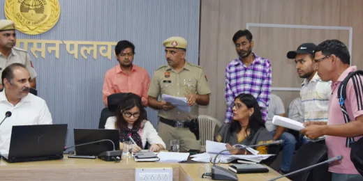 Palwal News : गलत तरीके से सरकारी योजनाओं का लाभ लेने वालों के खिलाफ की जाएगी सख्त कार्रवाई : उपायुक्त