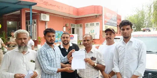 Palwal/Hathin News : आलीमेव गांव के राजकीय स्कूल में सीजेपी के समर्थकों द्वारा प्रदर्शन करने की कोशिश विफल हुई, प्रशासन ने ज्ञापन लेकर मामला शांत कराया
