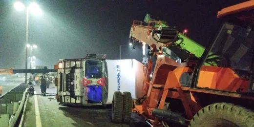 Hodal Palwal News: ट्रक पलटने से ट्रक के नीचे दबे बाइक सवार दो युवकों की मौत