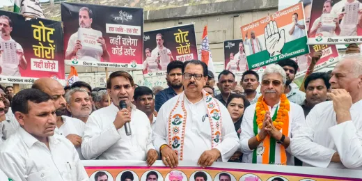 Palwal News : चुनावी प्रकिया में धांधली को लेकर कांग्रेस ने किया जोरदार विरोध प्रदर्शन, मुख्य चुनाव आयुक्त का फूंका पुतला