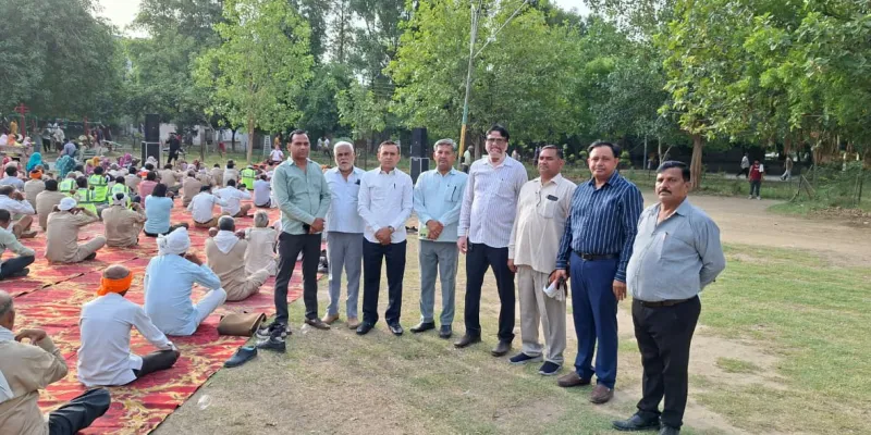 Faridabad News : नगर निगम फरीदाबाद द्वारा आयुष विभाग के सहयोग से रोज गार्डन में योग शिविर का आयोजन