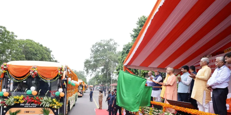 Uttar Pradesh News: सीएम योगी ने नोएडा, ग्रेटर नोएडा व यीडा क्षेत्र में जेवर एयरपोर्ट तक संचालित होने वाली 45 इलेक्ट्रिक व 3 हाइड्रोजन बसों को किया फ्लैग ऑफ