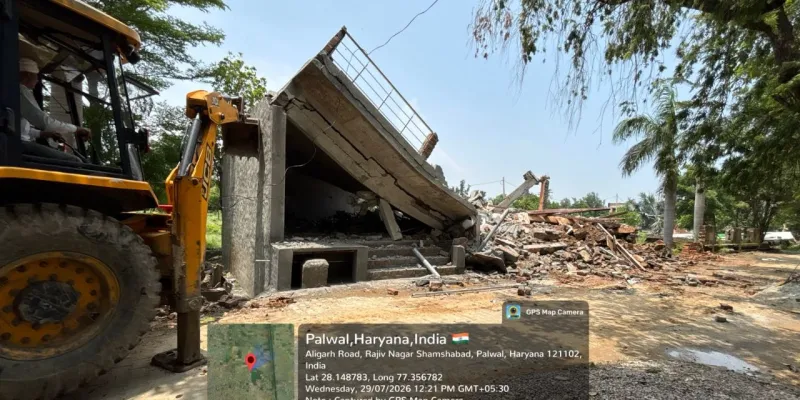 Palwal News : जिला नगर योजनाकार, पलवल द्वारा पलवल में हो रहे अवैध निर्माण पर आज फिर पीला पंजा