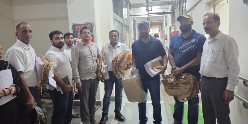 Faridabad News : एकल-उपयोग प्लास्टिक पर प्रतिबंध के प्रति जागरूकता हेतु एसडीएम कार्यालय में 500 जूट बैग का वितरण