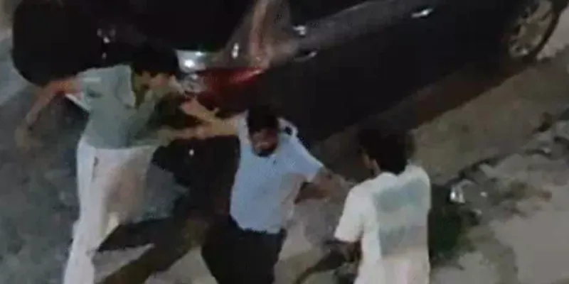 Gurugram News: भाजपा पार्षद पति और परिवार की दबंगई, आरडडब्ल्यूए सह सचिव और पत्नी को दौड़ा दौड़ा कर पीटा 