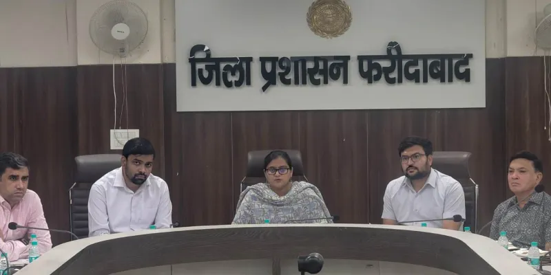 Faridabad News : सीएम विंडो की लंबित शिकायतों का शीघ्र निस्तारण सुनिश्चित करें अधिकारी : एडीसी अंजलि श्रोत्रिया