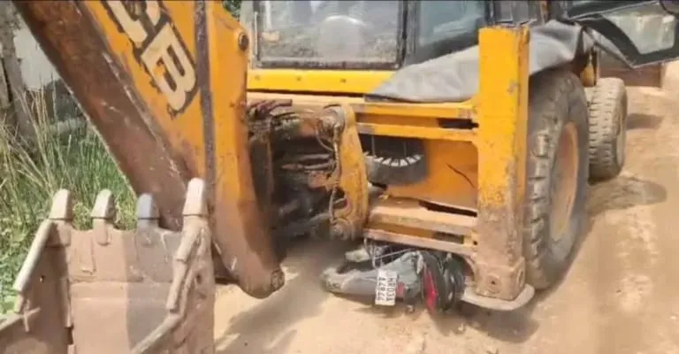 Narnaul News: नारनौल में अवैध खनन रोकने गए वनकर्मियों पर चढ़ाई जेसीबी, कूदकर बचाई जान