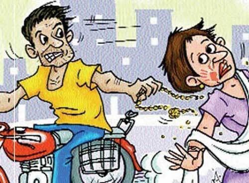 घर के बाहर धूप सेंक रही महिला के गले से बाइक सवारों ने झपटी सोने की चेन, CCTV में कैद वारदात