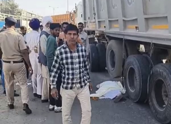  मेजर पैट्रोल पंप के पास तेज रफ्तार डंपर ने एक स्कूटी सवार बुजुर्ग महिला को मारी टक्कर, महिला की मौत डंपर चालक डंपर को छोड़ कर मौके से फरार