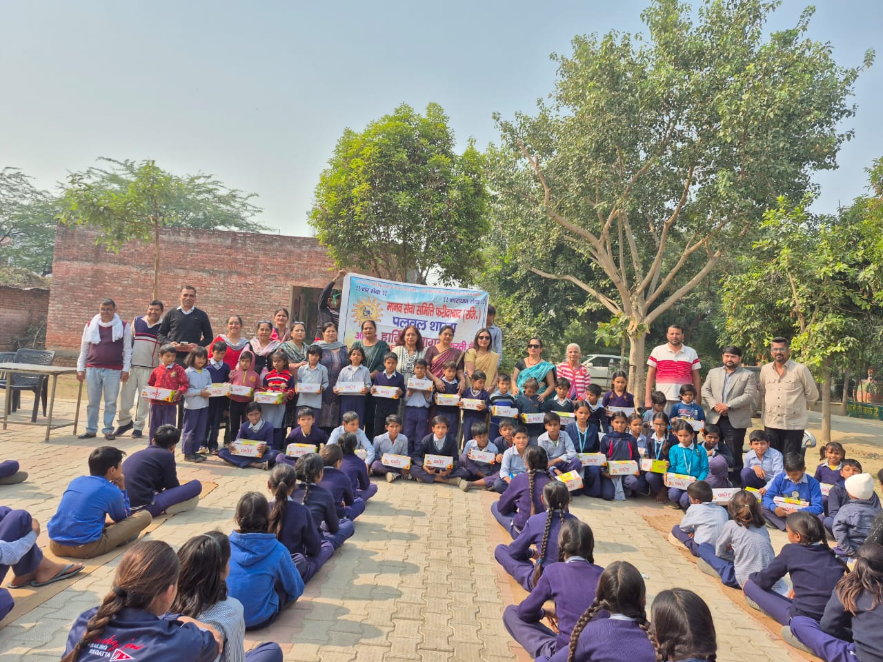 सर्दी से बचाव के लिए छात्रों को भेंट किए जूते मौजे