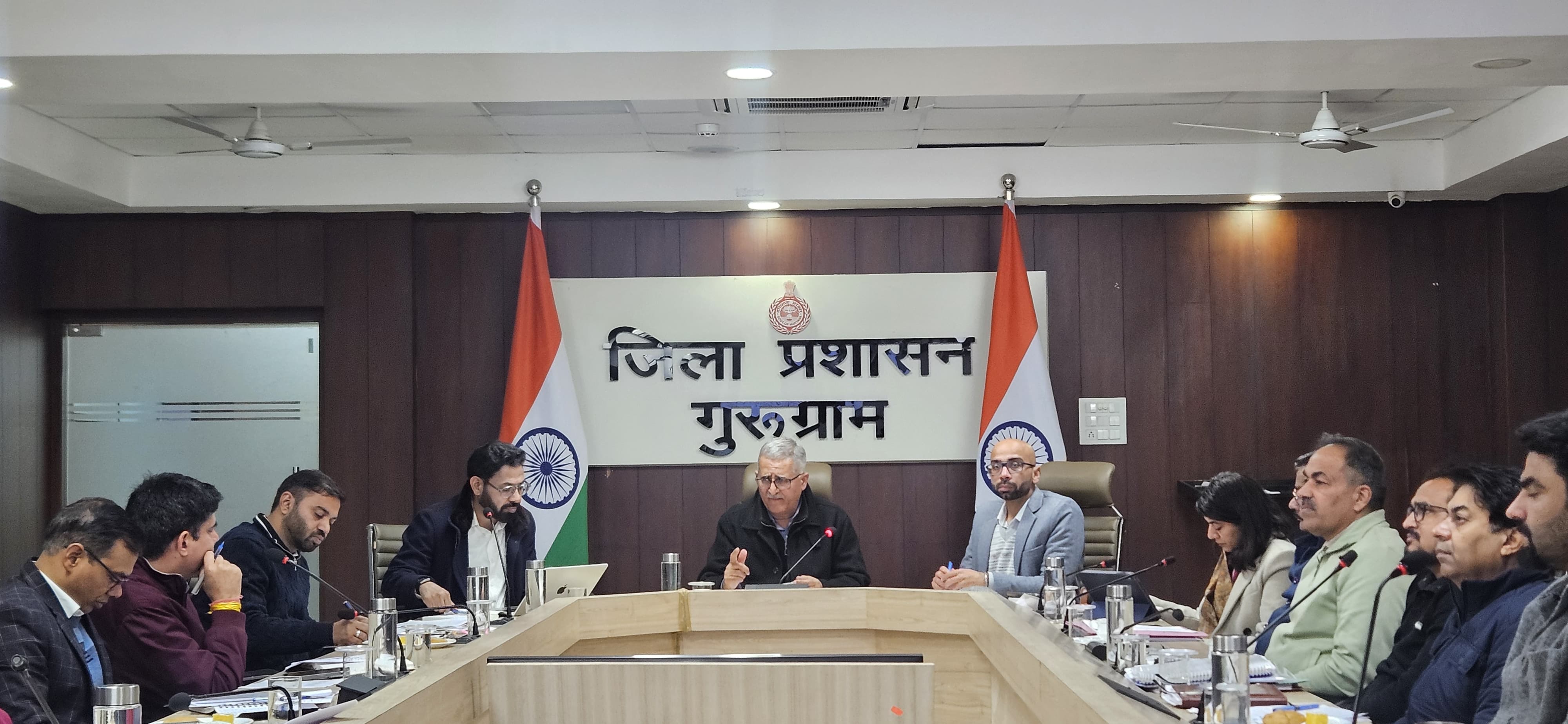 टूटी सड़कों की शिकायतों पर जीएमडीए नगर निगम गंभीर नहीं 