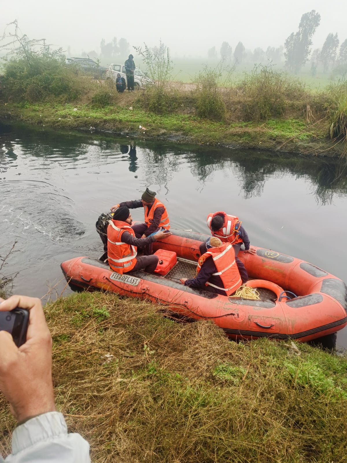एनडीआरएफ के गोताखोरों के प्रयासों के बावजूद नही मिली विवाहिता की लाश 