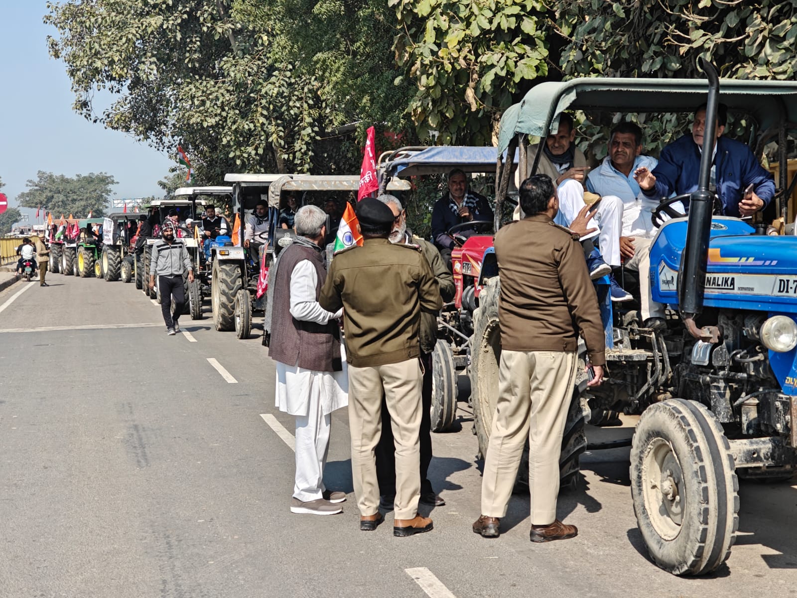 संयुक्त किसान मोर्चा के आहवान पर पलवल में किसान मोर्चा पलवल के तत्वावधान में निकाला गया ट्रैक्टर मार्च।