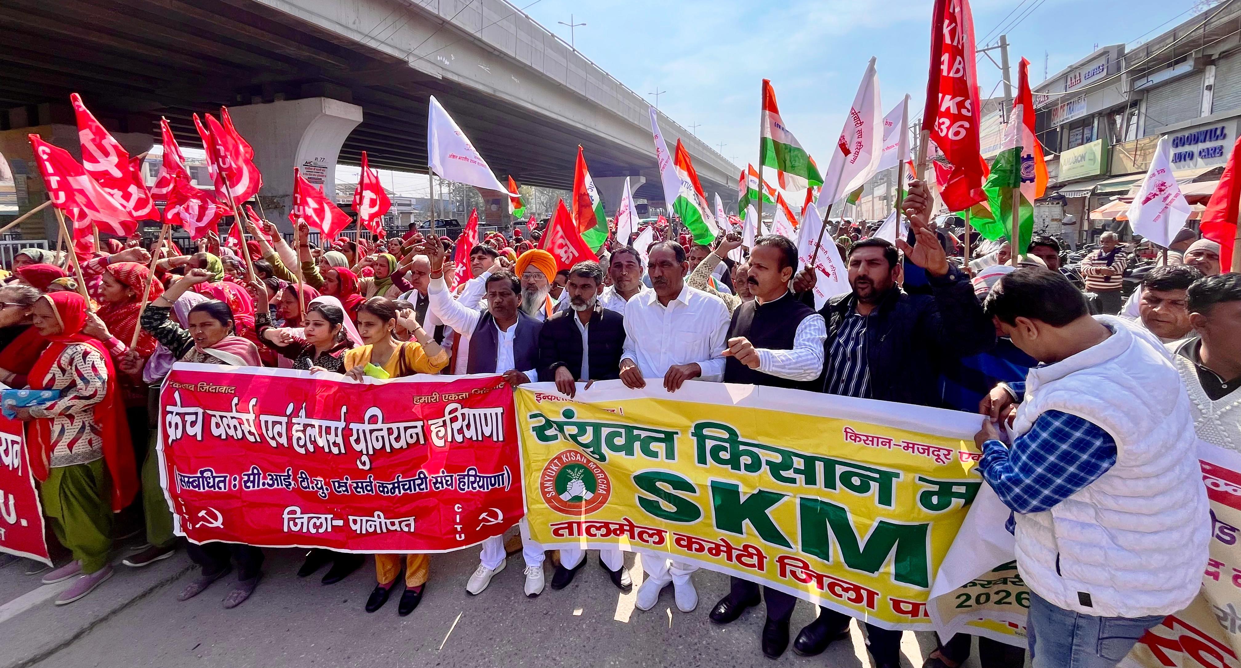 सरकारी, गैर सरकारी विभागों  के कर्मचारियों, किसान व मजदूर संगठनों ने पानीपत शहर में निकाला विशाल जुलूस