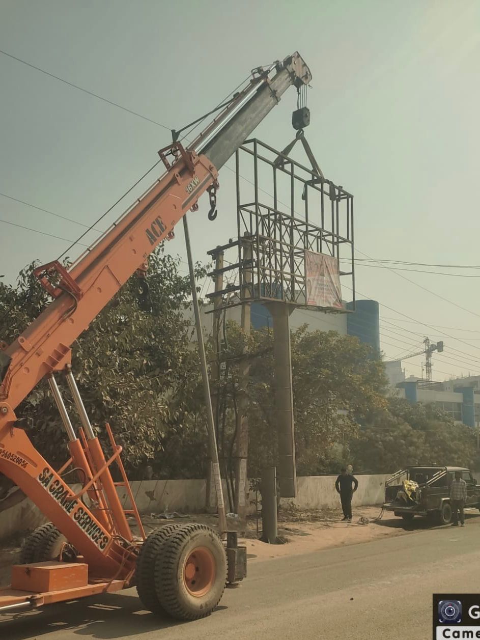 अवैध यूनिपोल के खिलाफ मानेसर निगम की कार्रवाई, 25 यूनिपोल जब्त